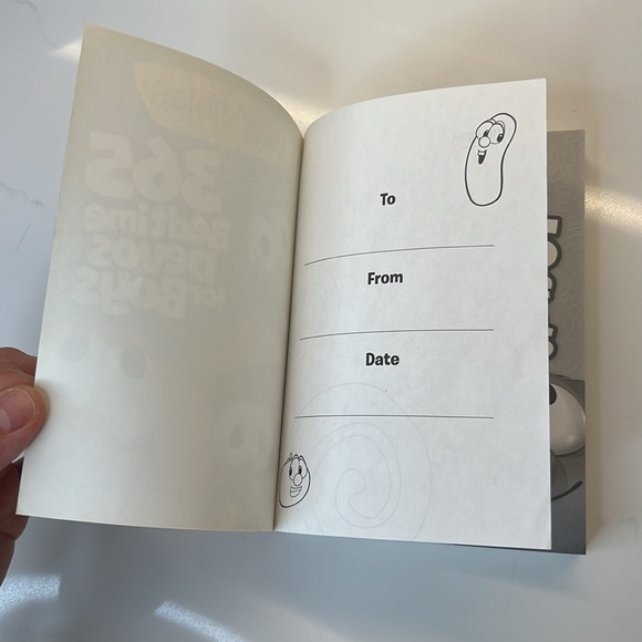 VeggieTales 365 Bedtime Devotions for Boys - Picture 2 of 6